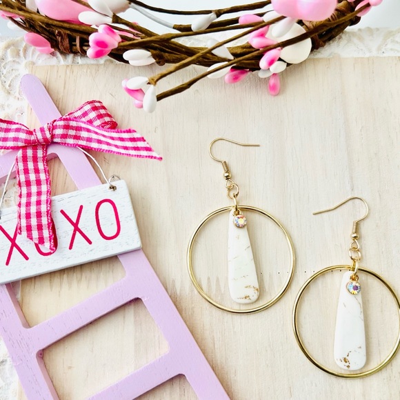 ❤️White and Gold Marbled Hoop Earrings with Iridescent Charms - Picture 4 of 4